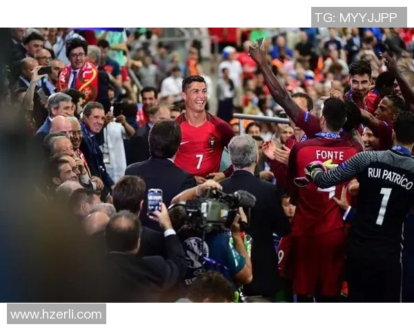 欧冠赛场惊现奇葩瞬间球迷冲入场内夺走C罗球衣